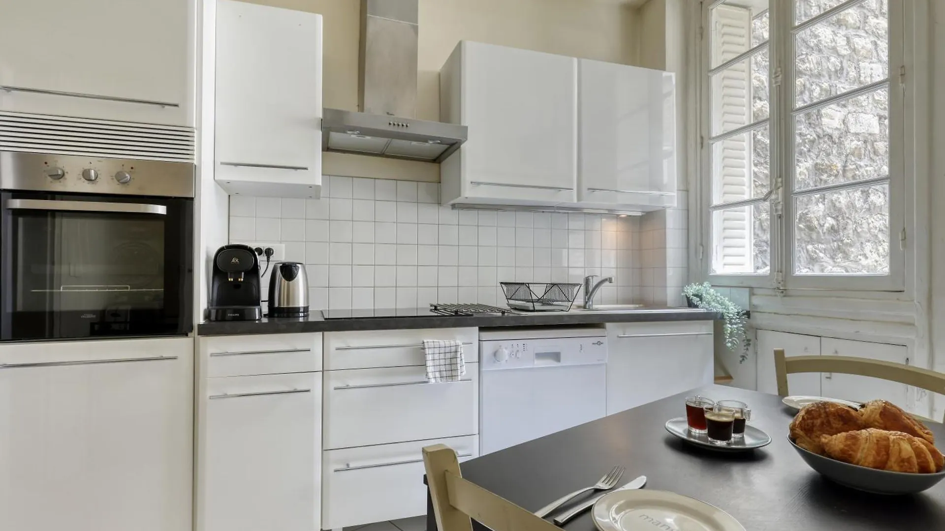 Elegant 3 Brd Flat - Heart Of 16th Apartment *
